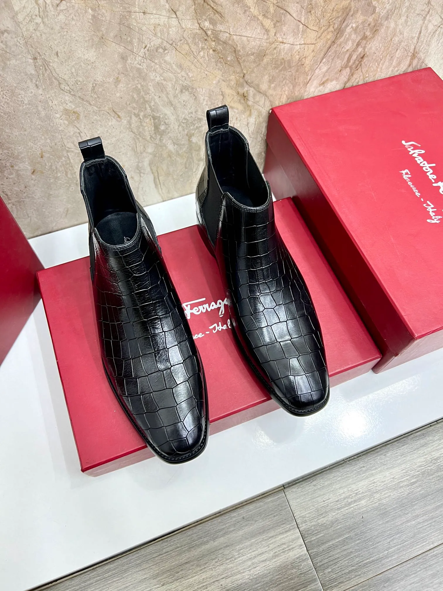 Original order quality: Men's shoes 💰700 Brand: Ferragamo (Ferragamo) One size larger: Men's size 38-44 (45 customized) Grade: Same style as the official website High-end men's shoes Material: Original cowhide, cowhide lining, original outsole Style category: Chelsea men's boots Fashion trend Color: Actual picture